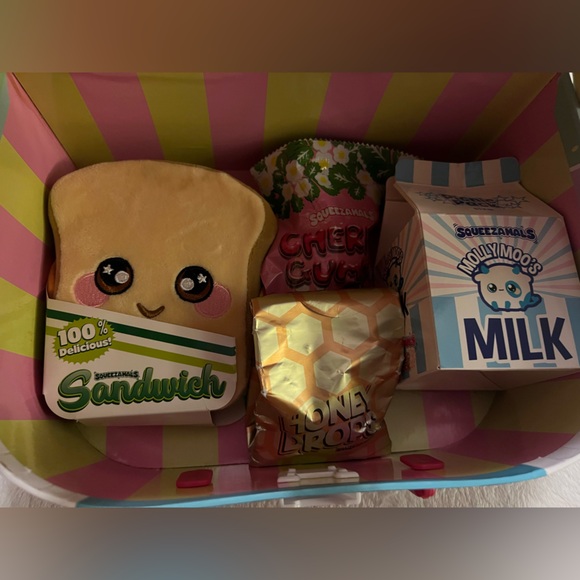 Squeezamals picnic pack  - Plush Sandwich with Bee, Apple & Cow - Picture 8 of 8